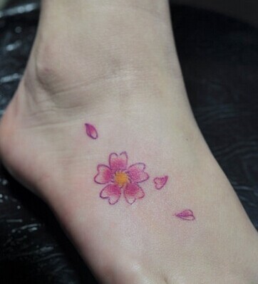 清新漂亮的脚背小花图腾刺青