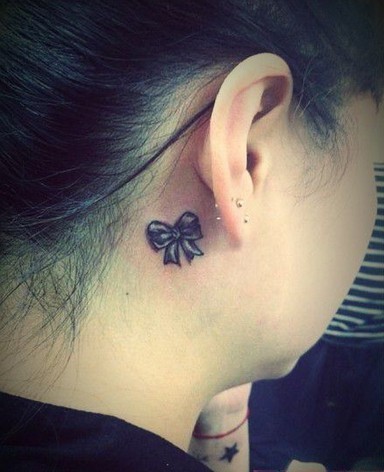 耳朵后面可爱的蝴蝶结纹身