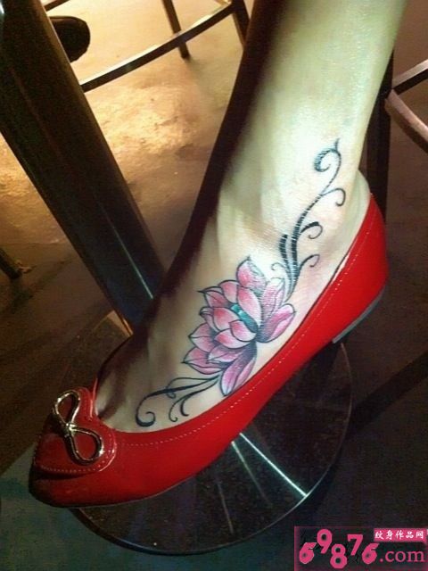 漂亮脚背问你好看的彩色莲花纹身图片图片