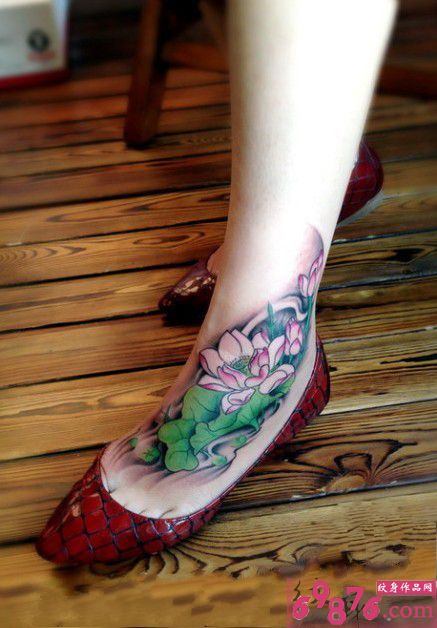 脚背上唯美好看的夏日美丽荷花纹身图图片