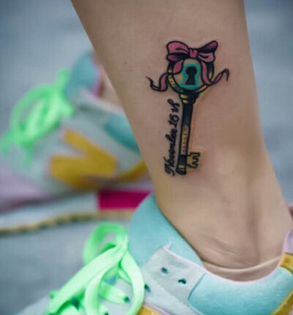 女性脚踝时尚好看的彩色钥匙蝴蝶结纹图片