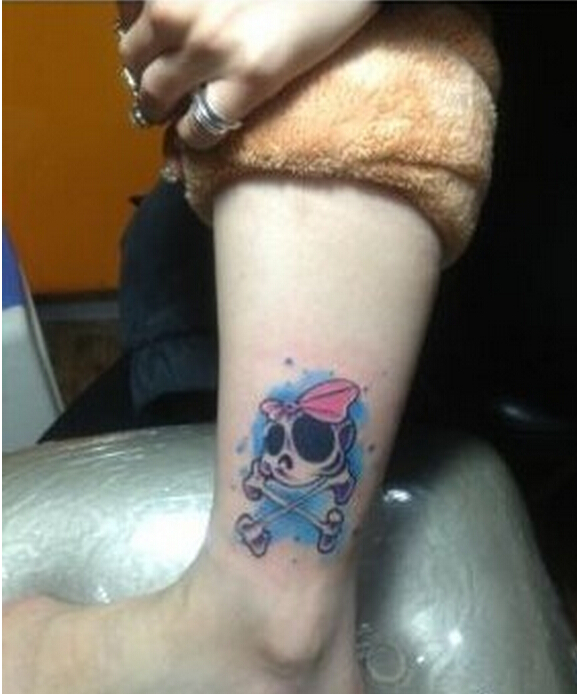 脚踝上个性好看的彩色卡通骷髅头纹身图片