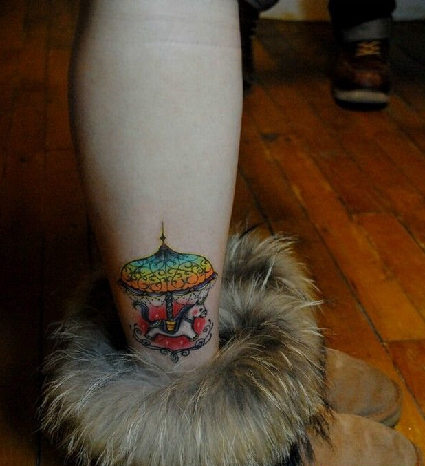 漂亮脚踝唯美好看的旋转木马纹身图案图片