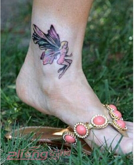漂亮脚踝上时尚飞舞的小天使纹身图案图片