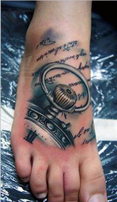 脚面上唯美时尚好看的钟表英文纹身图图片