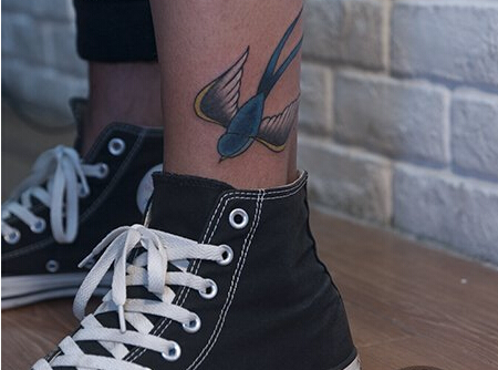 脚踝处时尚好看的燕子纹身图案图片