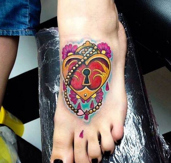 脚背漂亮好看的彩色锁纹身图案图片