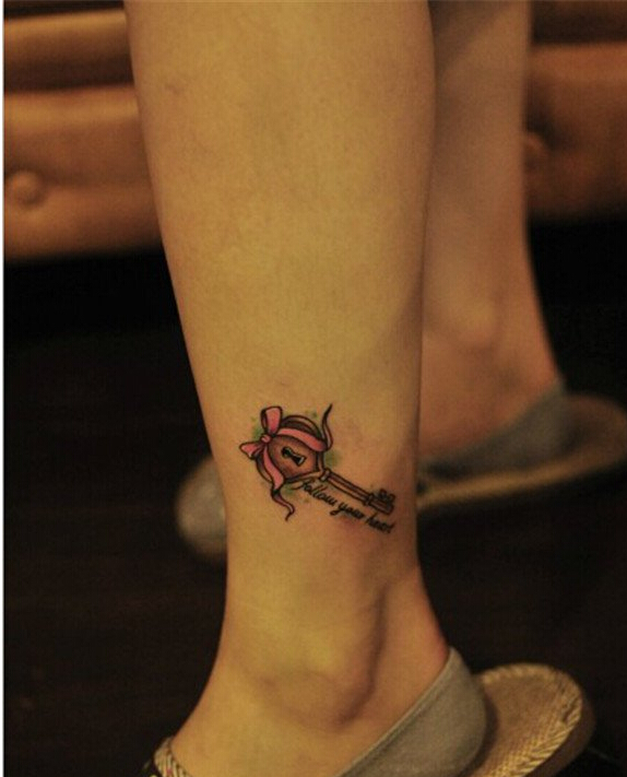 女性脚踝漂亮好看的彩色小清新钥匙纹图片