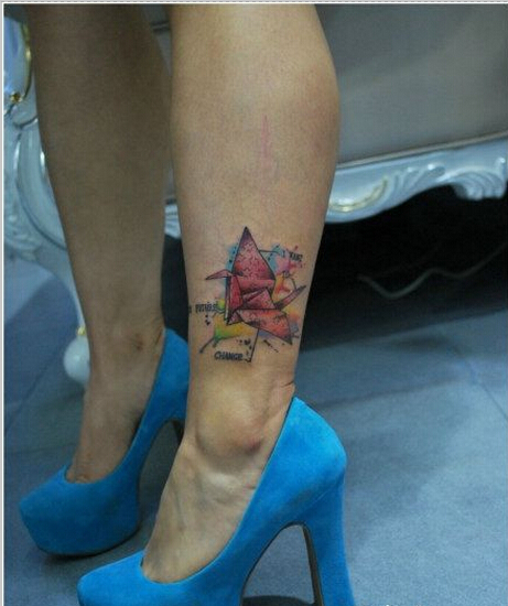 漂亮脚踝上性感好看的泼墨千纸鹤纹身图片