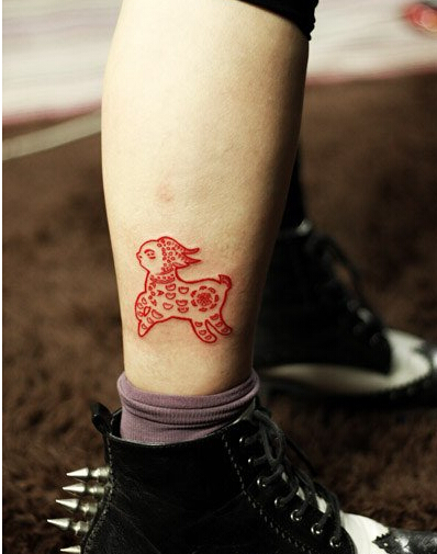 女生脚部唯美好看的红色图腾小羊纹身图片