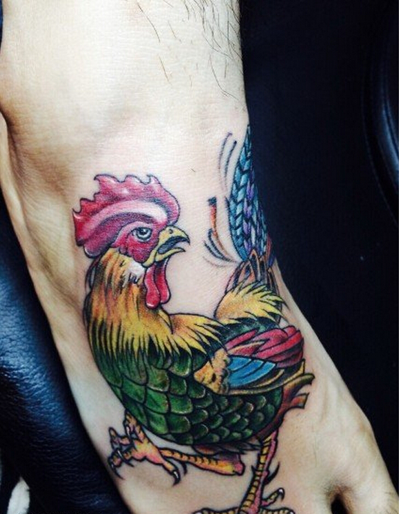 脚背上精美好看的彩色公鸡纹身图案图片