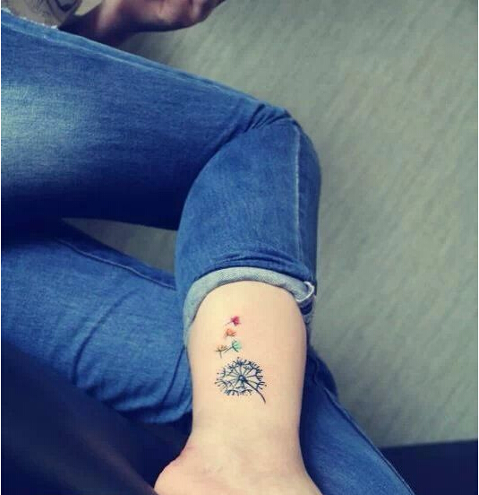 时尚女性脚部唯美漂亮的蒲公英刺青图图片