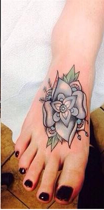 脚背上纹上自己喜爱花朵纹身图片图片