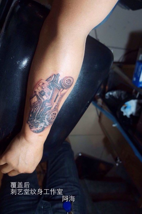 足以遮盖疤痕的汽车纹身