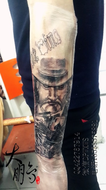 潇洒大气的扑克大神手臂纹身