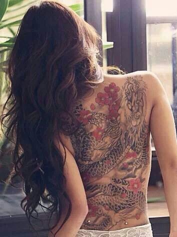 一组背部霸气龙纹身图案