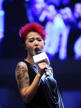 红发谭维维的狂野纹身,霸气侧漏有木有！