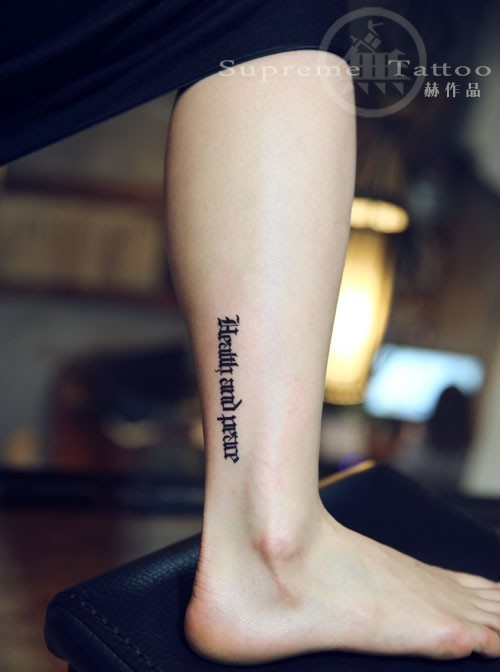 小腿哥特字体纹身