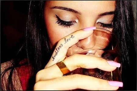 女孩子手指简约手指字母纹身