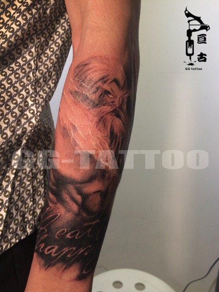 包臂欧美宙斯纹身