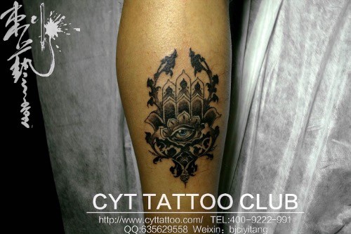 个性的眼睛手臂纹身