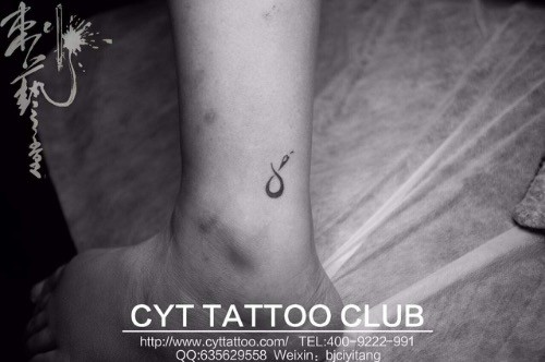 手臂上简单的金牛座纹身