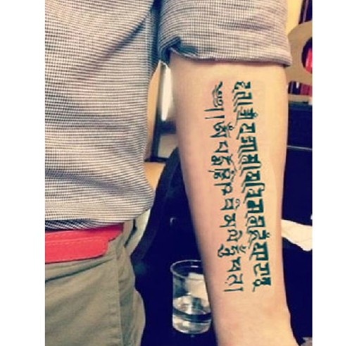 手臂上个性经文刺青