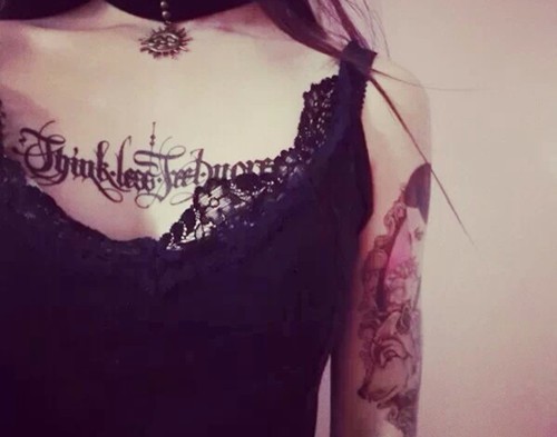 美女胸前诱惑纹身