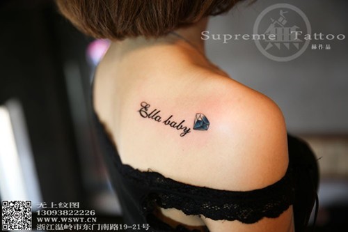女生背部英文纹身