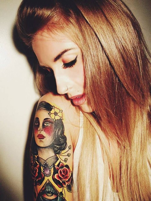 纹身女孩的性感魅力