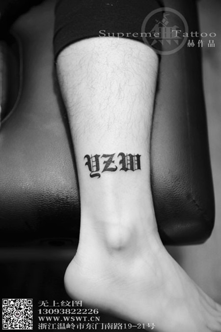 男生脚踝哥特字体纹身