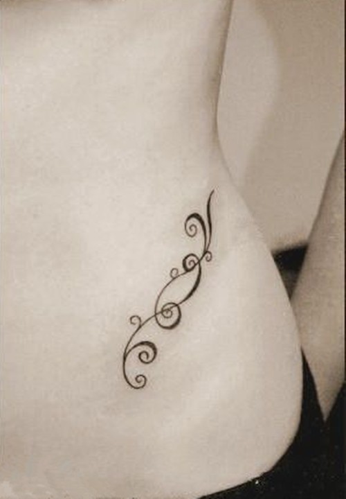 性感美女腰部个性纹身