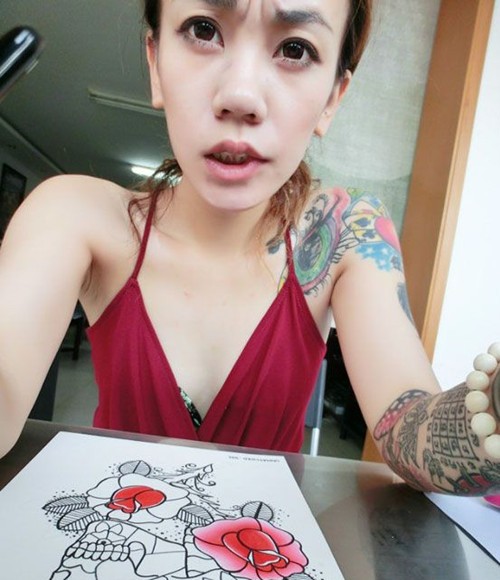 漂亮美眉的个性花臂纹身