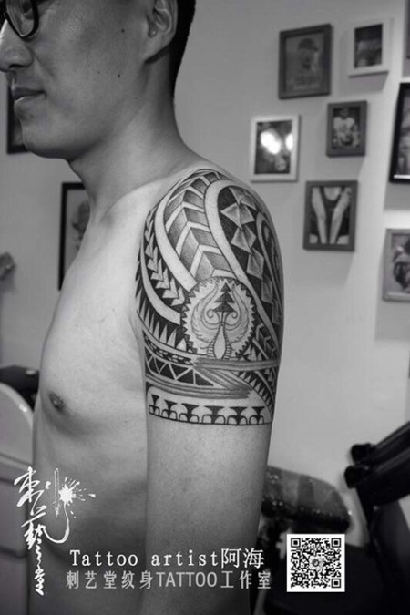 大臂图腾纹身