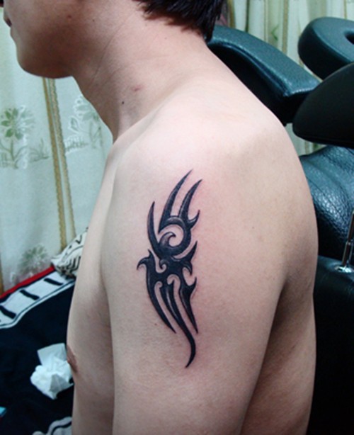 个性时尚肩部图腾纹身