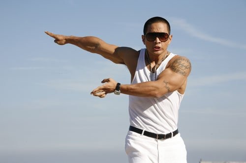 韩星刘承俊性感肌肉纹身