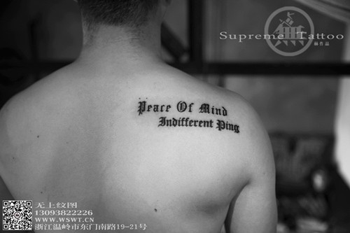 男生背部英文字母纹身