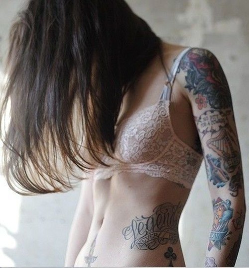 肩部人物画像花朵纹身