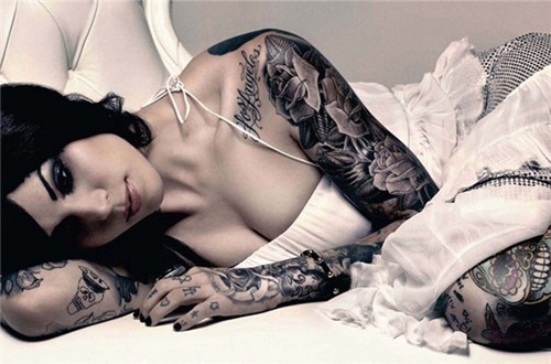 美女撩人的时尚个性纹身
