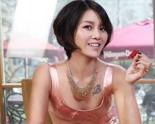 网坛球星李娜胸前性感纹身