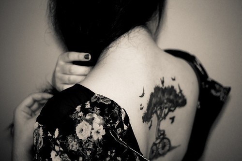 性感美女后背个性纹身