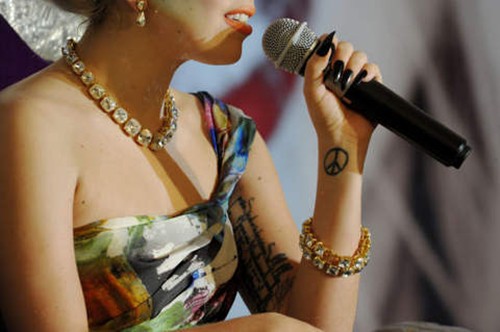 时尚先锋雷迪嘎嘎性感纹身