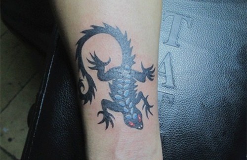 一组时尚简单的壁虎纹身