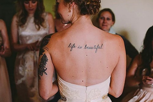 穿婚纱的纹身女孩