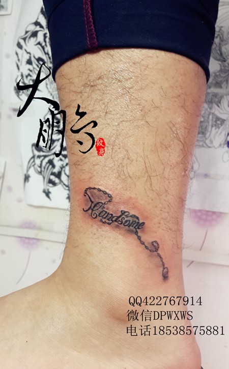 脚踝上个性的字母纹身