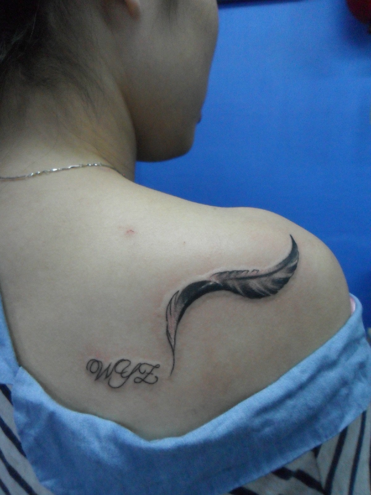 优雅的肩部羽毛纹身