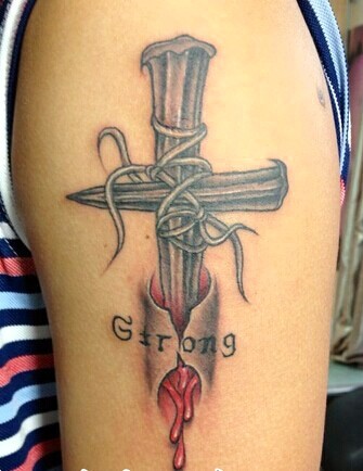 个性十足的手臂十字架英文纹身