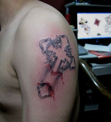 手臂帅气的3d视觉十字架纹身