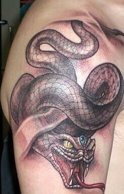 手臂上一条逼真的蛇纹身(很有个性的哦）