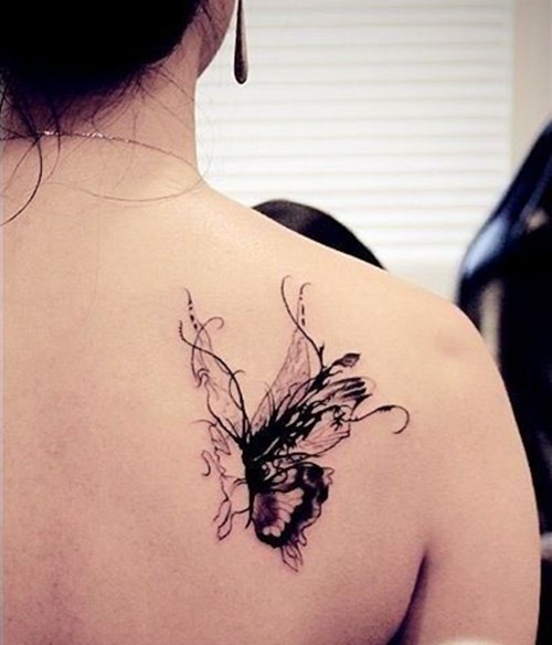 后背上翩翩起舞的蝴蝶纹身